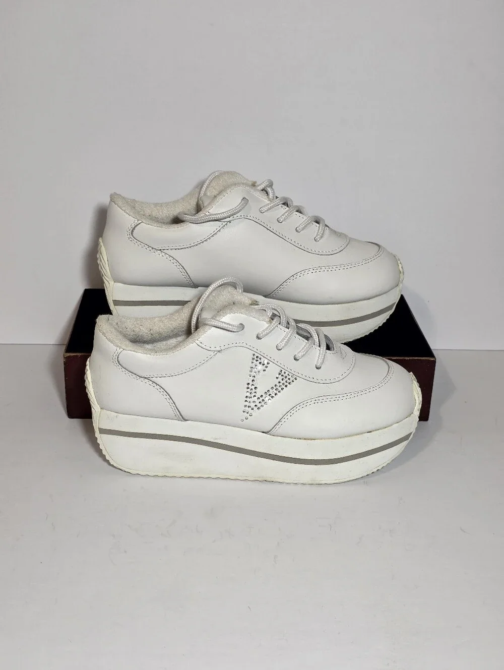 Volatile Womens 6 White Leather Platform Sneakers Rhinestone Y2K Chunky Shoes